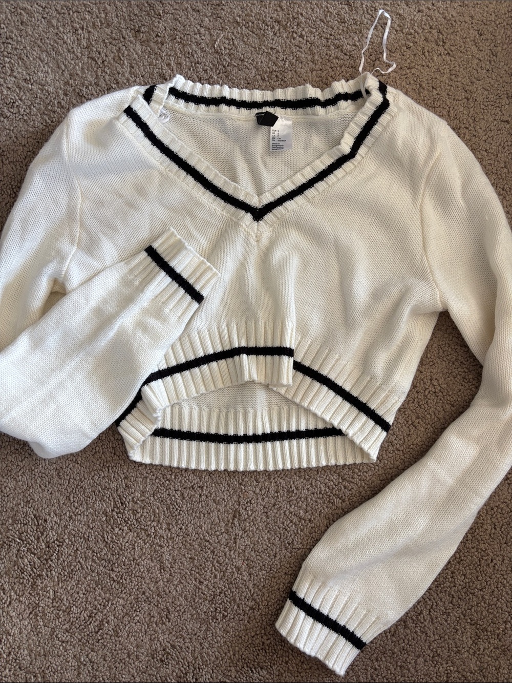 Cropped v-neck knit sweater